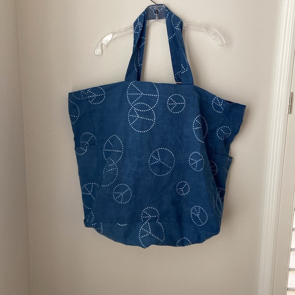 NWT Free People Organic Veg Dyed Printed Tote Indigo Peace Sign $68 - Picture 2 of 11